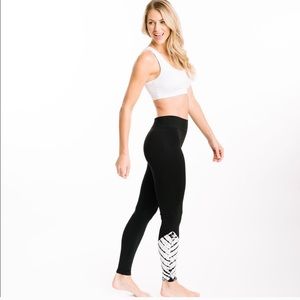 Zyia Black Hendrix Performance Mid-Rise 7/8 Large